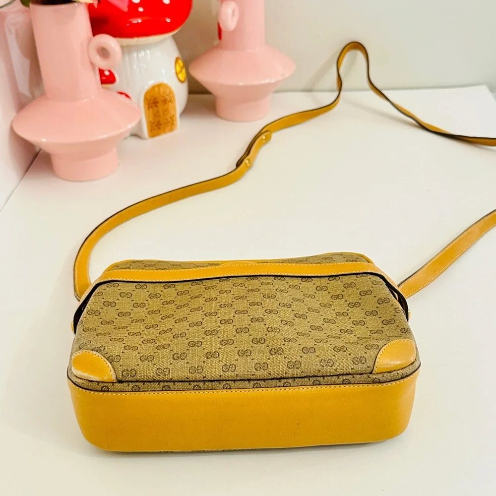 Gucci shoulder bag with iconic gg logo - Picture 6 of 16